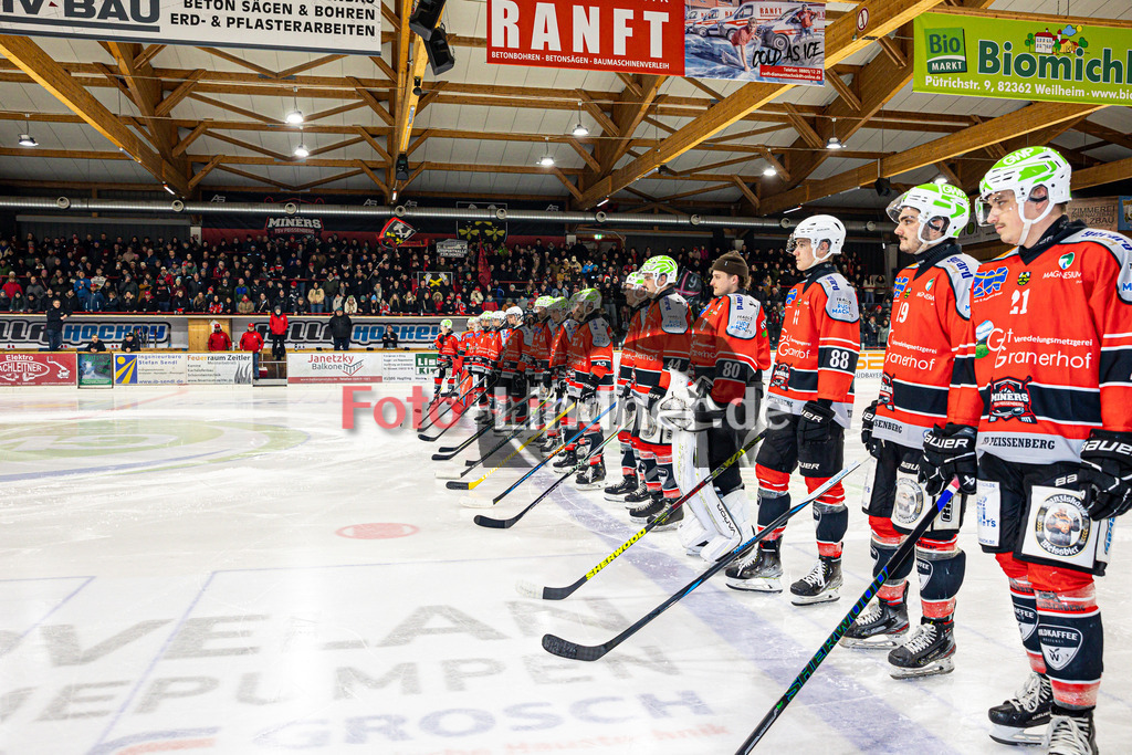 TSV Peißenberg MINERS gegen EHC Waldkraiburg DIE LÖWEN | Eishockey Bayernliga Herren Vorrunde 2024/25, TSV Peißenberg MINERS gegen EHC Waldkraiburg DIE LÖWEN, 20250124,Spieleröffung, Zuschauer im Hintergrund,2025-01-24 in Peißenberg (Eisstadion Peißenberg)Copyright: WolfgangxLindner foto-lindner.de