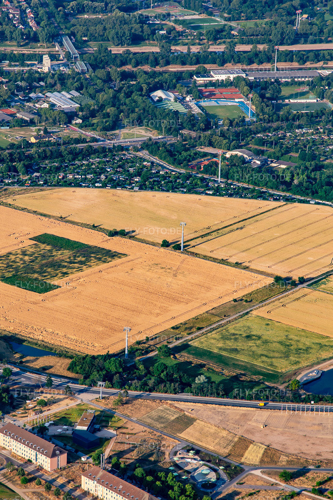 Luftbild: Seilbahn vom Spinelli zum Luisen-Park der Bundesgartenschau Mannheim BUGA 2023 https://www.buga23.de/ im Ortsteil Feudenheim in Mannheim im Bundesland Baden-Württemberg in Deutschland. Foto: IMG_136964.jpg vom 24.06.2023 durch Werner Riehm/FLY-FOTO.de