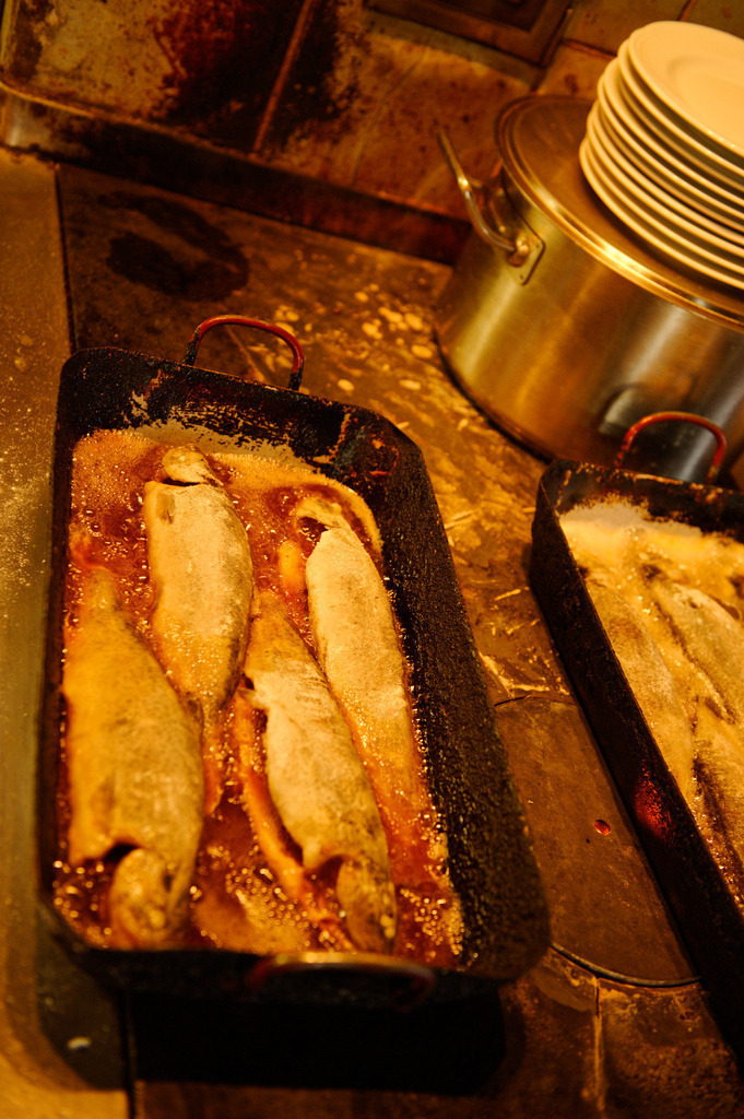 gebratene Forellen | Großklein, Austria - August 25, 2012: Buschenschank Wölfl;  gebratene Forellen in der Pfanne. - Realisiert mit Pictrs.com