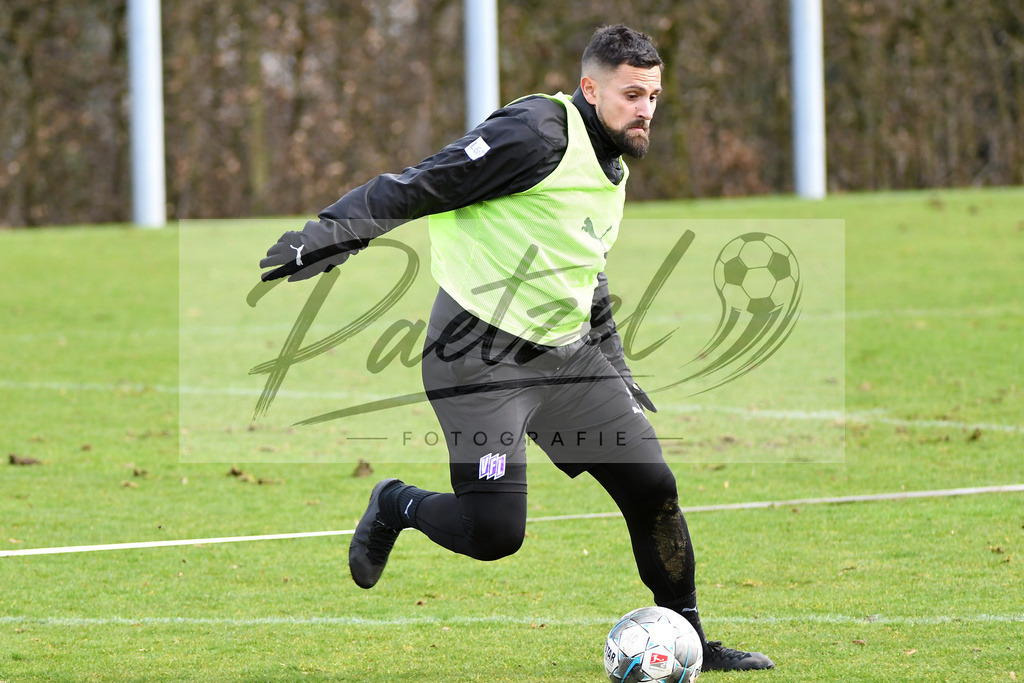 20200229_TRAOSN_0069 | Fussball, Herren: Marcos Alvarez (VfL Osnabrueck) in Aktion, am Ball, Einzelaktion waehrend der Trainingseinheit des VfL Osnabrueck im Sportpark Illoshoehe am 29.02.2020 in Osnabrueck, Deutschland. - Realisiert mit Pictrs.com