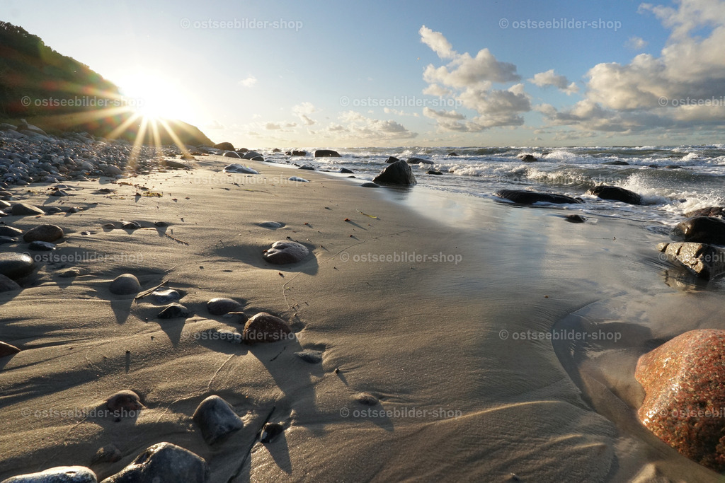 Steilküste im Gegenlicht | Über den Bäumen des schattigen Nordufers tritt die Sonne für ein paar Minuten hervor, um bis zum Sonnenuntergang ein grelles Abendlicht auf den Strand zu werfen. 