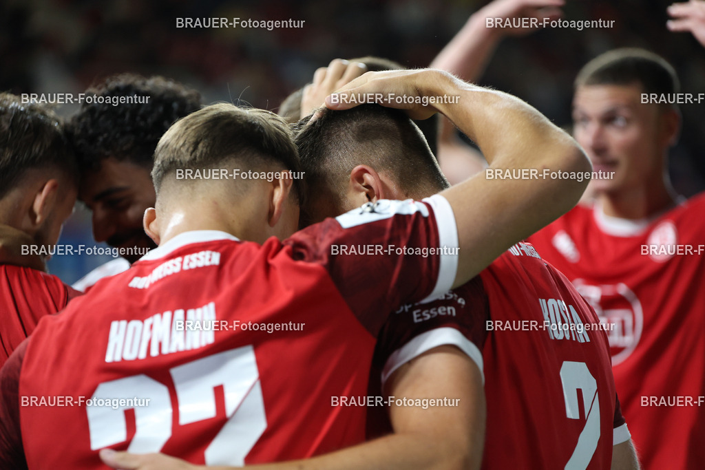 SV Wehen Wiesbaden - Rot-Weiss Essen | Wiesbaden, Deutschland, 22.08.2025Mannschaft (Rot-Weiss Essen) jubelt nach dem Tor zum 3:4 während des drittliga Spiels zwischen SV Wehen Wiesbaden und Rot-Weiss Essen am 22.08.2025 in der BRITA-Arena in Wiesbaden. (Foto von Timo Bluhmki-Schmidt/Brauer Fotoagentur