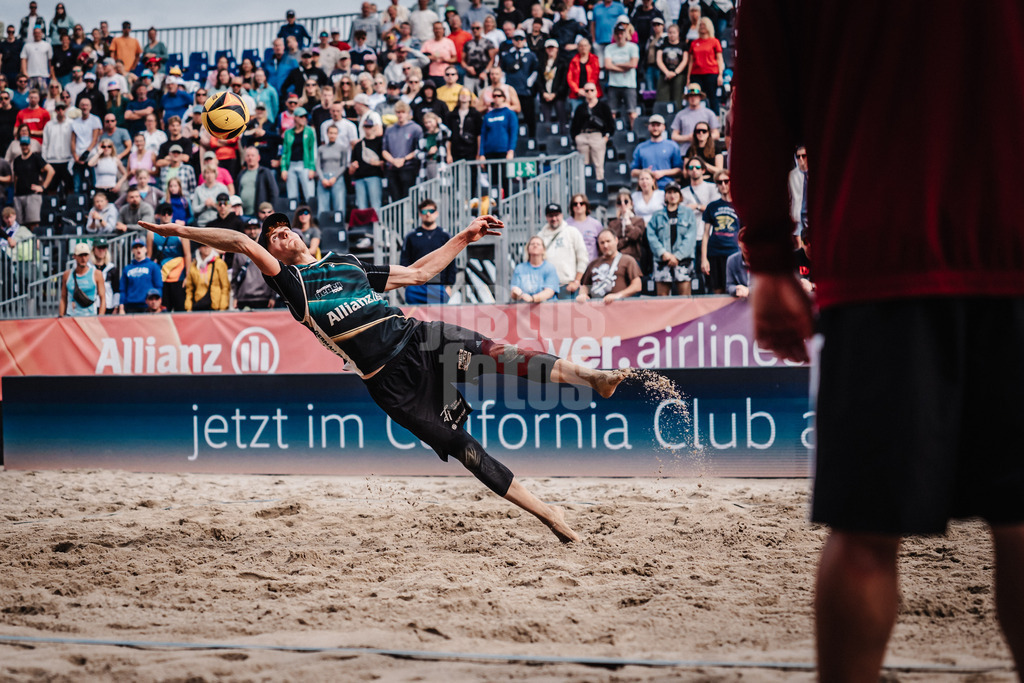 Beachvolleyball | Männer | Deutsche Meisterschaften 2025 Timmendorfer Strand | 05.09.2025 | Max Just schlägt den Ball aus ungünstiger Lage