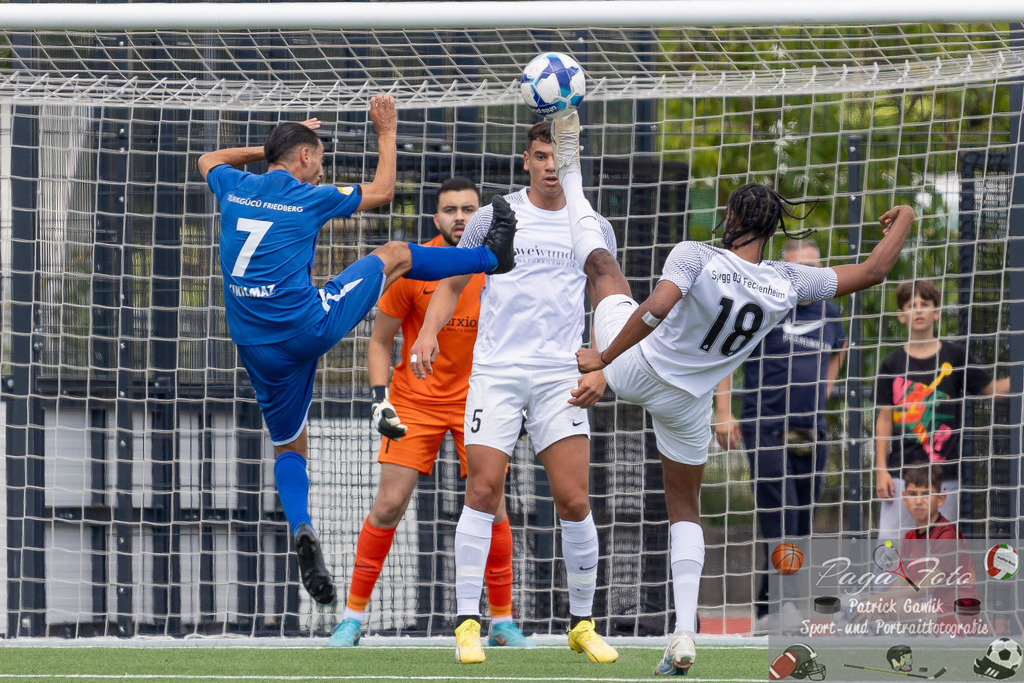 Testspiel: Spvgg. 03 Fechenheim - Türk Gücü Friedberg, 13.07.2024 | Kaleab Eyassu (Spvgg. 03 Fechenheim #18) &amp; Kamil Yikilmaz (Türk Gücü Friedberg #7) im Kampf u mden Ball, Spvgg. 03 Fechenheim - Türk Gücü Friedberg, Frankfurt am Main, Sportanlage Birsteiner Straße, 13.7.2024 - Realisiert mit Pictrs.com