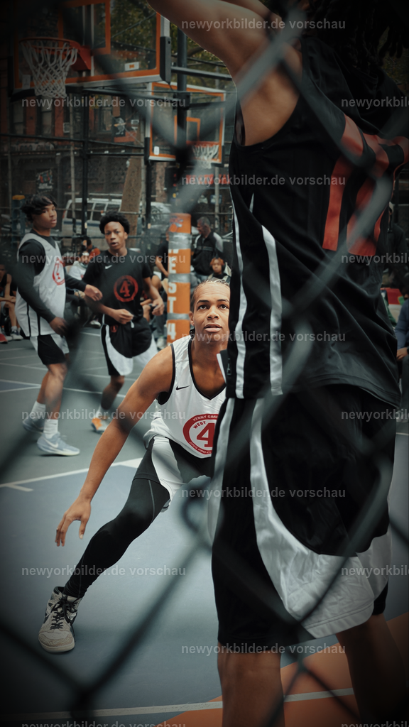 Streetball-Legenden – West 4th Street New York City und die Kultur des Basketballs | Die West 4th Street in Manhattan ist mehr als nur ein Basketballplatz – sie ist ein Symbol für die Streetball-Kultur, die New York City geprägt hat. Hier begann in den frühen 90ern ein Hype, der die Welt eroberte: Marken wie AND1 stellten die Regeln auf den Kopf und brachten Streetball in den Mainstream, bis selbst Giganten wie Nike auf diesen Zug aufsprangen. Basketball ist hier nicht nur Sport, sondern ein Lebensgefühl – ein Mix aus Musik, starken Charakteren, Rivalität und Gemeinschaft. Der Court ist ein Treffpunkt für Legenden und lokale Helden wie George „The Messiah“, die mit spektakulären Moves und Entertainment die Zuschauer begeistern. Dieses Foto fängt die Energie und Authentizität dieses Ortes ein, an dem Geschichte geschrieben wurde und die Kultur bis heute lebendig ist. Wer hier steht, spürt den Puls von New York und die Magie des Spiels, das Generationen verbindet.