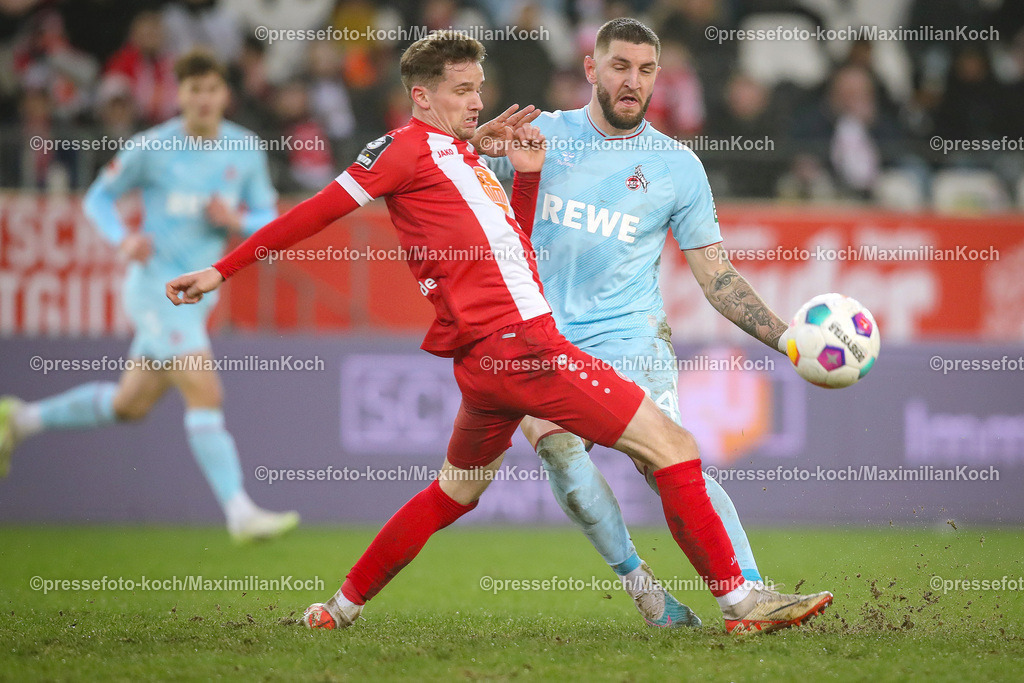 RWE06012401066 | 06.01.2024, Essen, Fußball, Herren, Stadion an der Hafenstraße, Testspiel, Rot-Weiss Essen – 1. FC Köln:  Nils Kaiser (Rot-Weiss Essen) kämpft gegen Julian Chabot (1.FC Köln) um den Ball. 
DFB regulations prohibit any use of photographs as image sequences and or quasi-video.