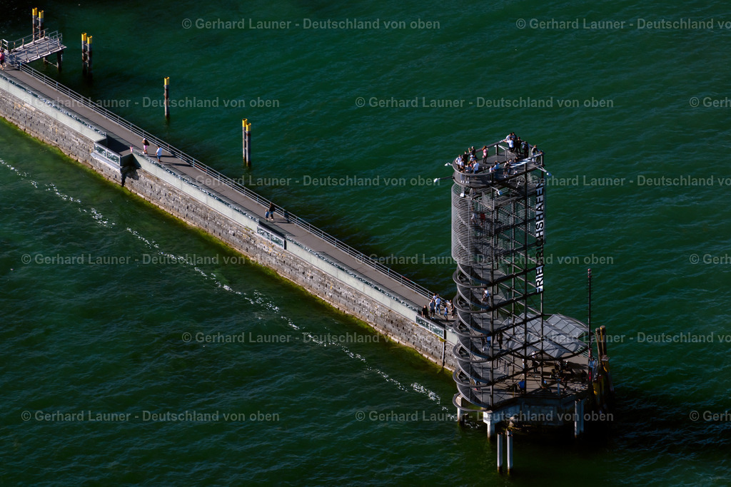 4032674 | FRIEDRICHSHAFEN 12.06.2020 Mole an der Wasseroberfläche der Meeres- Küste in Friedrichshafen im Bundesland Baden-Württemberg, Deutschland. // Water surface at the seaside mole of in Friedrichshafen in the state Baden-Wuerttemberg, Germany. Foto: Gerhard Launer