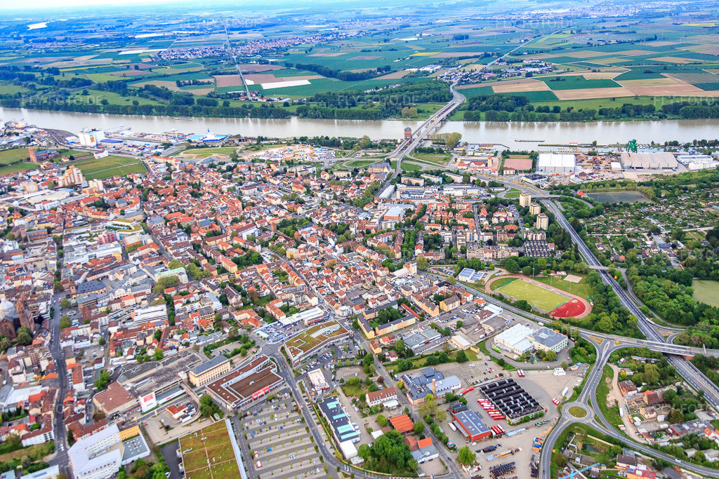 Luftbild: Stadtansicht am Rheinufer bis zur Nibelungenbrücke für die B47 in Worms im Bundesland Rheinland-Pfalz in Deutschland. Foto: IMG_088571.jpg vom 17.05.2016 durch Werner Riehm/FLY-FOTO.de
