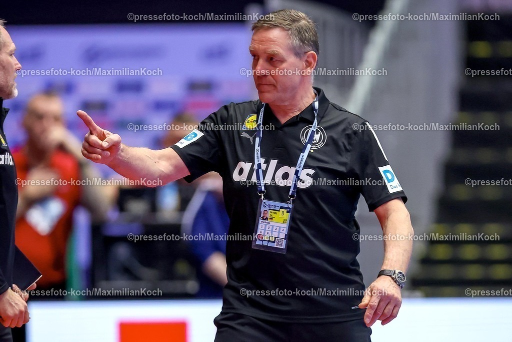EHF19012602175 | 19.01.2026, Handball, Men's EHF EURO 2026, Deutschland - Spanien, Jyske Bank Boxen in Herning, Dänemark, Preliminary Round: Headcoach Alfred Gislason (Germany #hc) gestikulierend am Spielfeldrand  