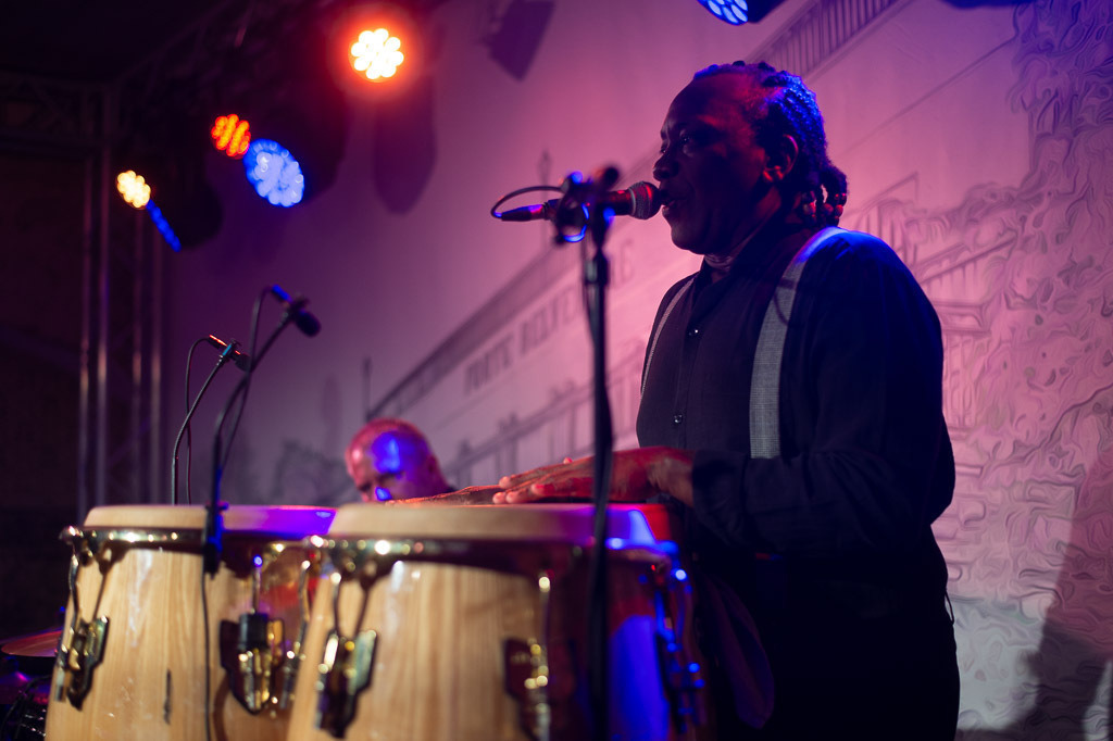 Tango meets Cuba | Tango meets Cuba mit den Klazz Brothers & Cuba Percussion im Forte Belvedere Leisnig zum Festival Hallo Leisnig 2022. - Realisiert mit Pictrs.com