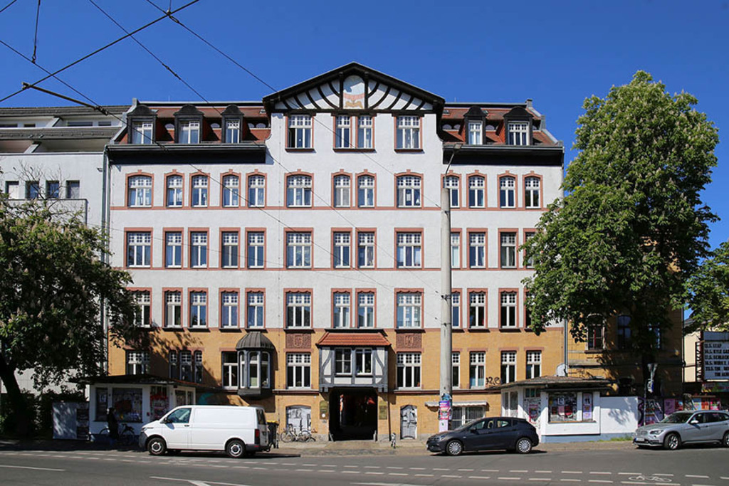 Connewitz - Kochstraße 134-136 | Entdecke über 20 Kategorien Leipzig-Motive: Foto-Downloads, hochwertige Poster, Leinwand- & Fine-Art-Prints. Jetzt Lieblingsfoto im Bildlexikon Leipzig Shop bestellen!