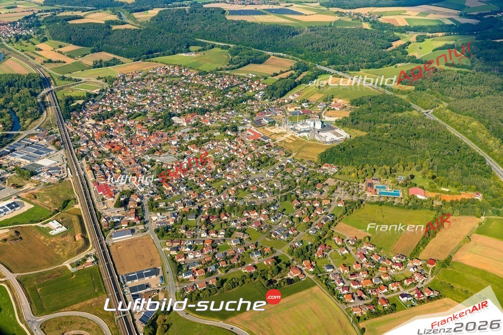 Luftaufnahme von Zapfendorf - Die Luftaufnahme wurde 2025 vom UL-Flugzeug heraus erstellt ( keine Drohne ) - Hochauflösende Luftaufnahme - für professionelle Ausdrucke geeignet. Die Geschenkidee !Mit Lizenz und Bildrechte bestellbar