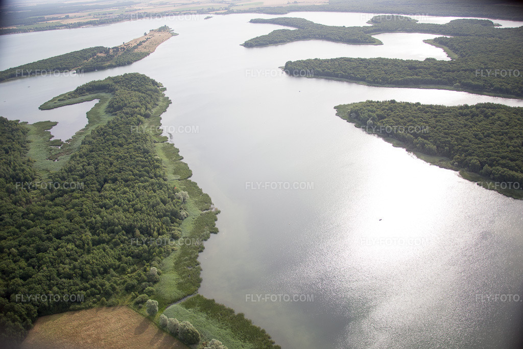 Aerial view: Lac de Madine in Buxières-sous-les-Côtes in the state Meuse, France. – Photo: IMG_083316.jpg taken on 07/12/2015 by Werner Riehm/FLY-FOTO.com – Resolution of the original: 5472 x 3648 px