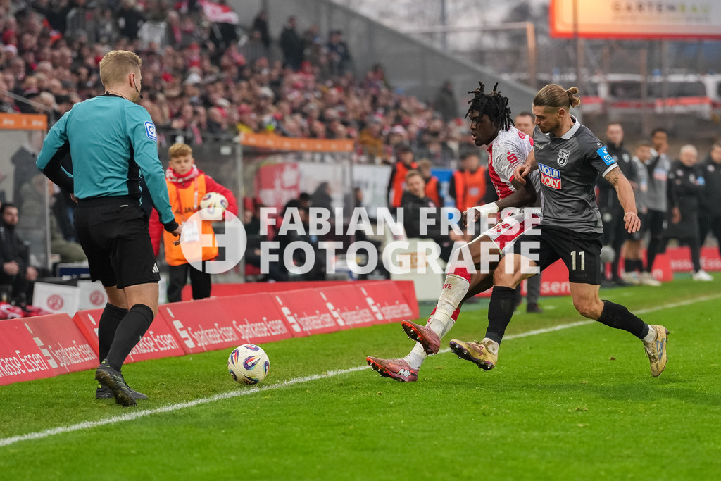 GER Rot-Weiss Essen vs. SSV Ulm, Fussball, 3. Liga, Spieltag 19, Saison 2025/2026, 20.12.2025 | GER Rot-Weiss Essen vs. SSV Ulm, Fussball, 3. Liga, Spieltag 19, Saison 2025/2026, 20.12.2025Foto: Fabian Friese - Realisiert mit Pictrs.com