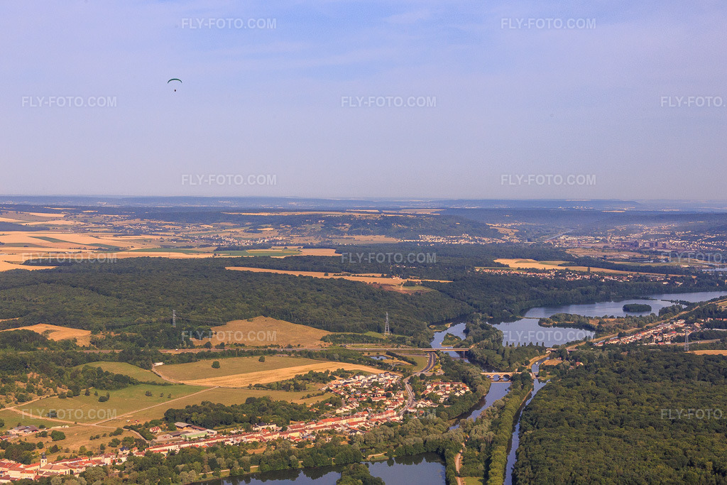 Aerial view: Many lakes, e.g. Étang du Breuil on the Moselle in Flavigny-sur-Moselle in the state Meurthe et Moselle, France. – Photo: IMG_083116.jpg taken on 07/11/2015 by Werner Riehm/FLY-FOTO.com – Resolution of the original: 5199 x 3466 px