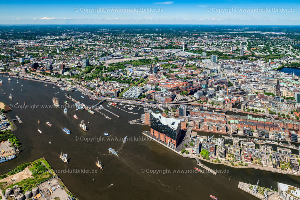 Hamburg_Hafengeburtstag_Elbphilharmonie_ELS_8005090525 | HAMBURG 09.05.2025 Auslaufparade Hamburger Hafengeburtstag in Hamburg, Deutschland. // Parade Harbor Birthday in Hamburg Germany. Foto: Martin Elsen