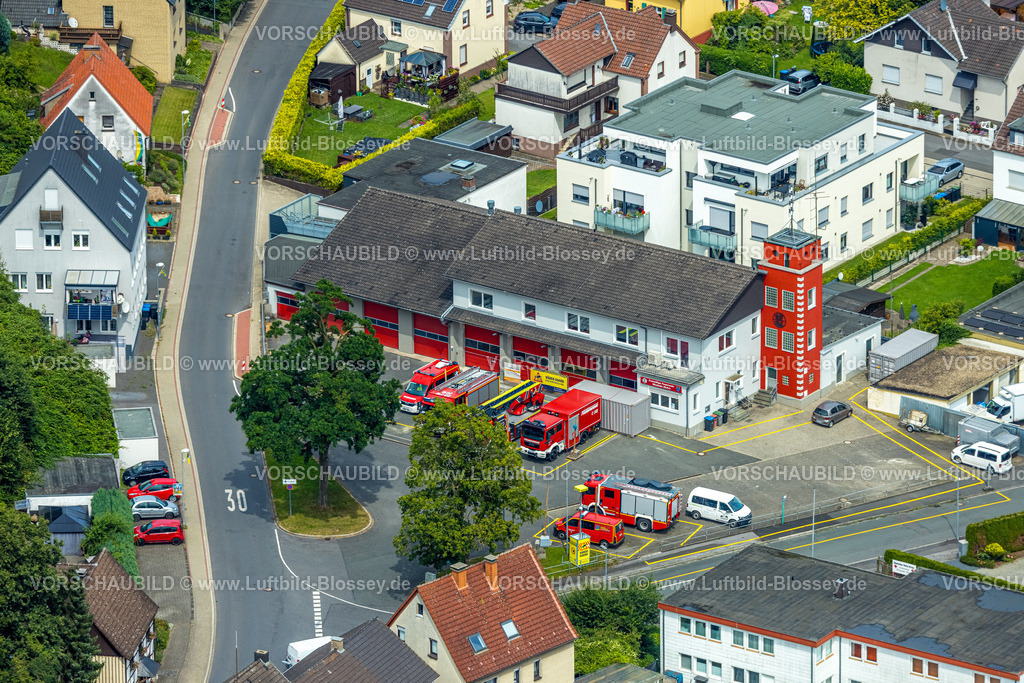 Wickede240711386 | Luftbild, Freiwillige Feuerwehr Wickede mit Feuerwehr Einsatzwagen, roter Feuerwehrturm, Wohngebiet Oststraße, Wickede, Soester Börde, Nordrhein-Westfalen, Deutschland