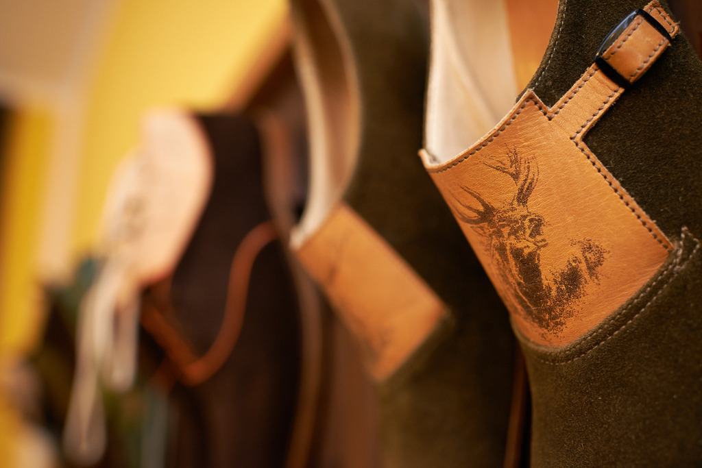 Hirschpraegung auf Trachtenschuh | Kernhof, Austria - February 01, 2014: Schuhmanufaktur Pfaffenlehner; Hirschpraegung auf dem Trachtenschuh. - Realisiert mit Pictrs.com