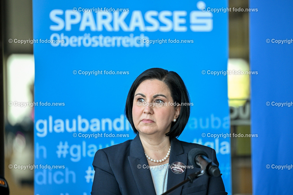 Pressekonferenz Brucknerhaus Linz - Klangwolke 2024_ Pioneer 52Hz_ 14.05.2024-15 | 14.05.2023, Brucknerhaus Linz, AUT, Pressekonferenz Brucknerhaus Linz - Klangwolke 2024, Pioneer 52Hz, im Bild Stefanie Christina Huber (Vorstandsvorsitzende Sparkasse Oberoesterreich)