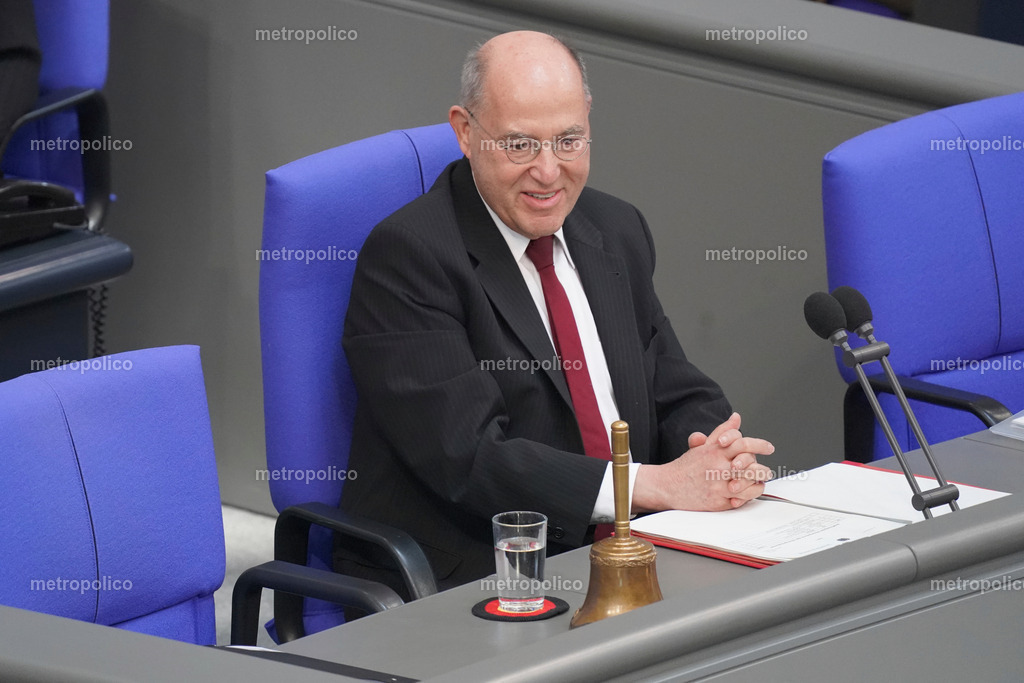 Gregor Gysi in seiner Rolle als Alterspräsident (11) | Metropolico