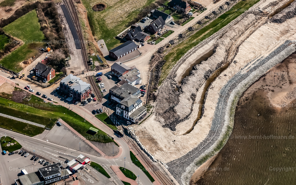 PLB_8183_Dagebuell_Deichbau | LUFTBILD. Dagebüll - Deichbaustelle. __ Großbaustelle zur Errichtung einer Schutzmaßnahme vor Sturmfluten mit Namen " Klimadeich ".  - Realisiert mit Pictrs.com