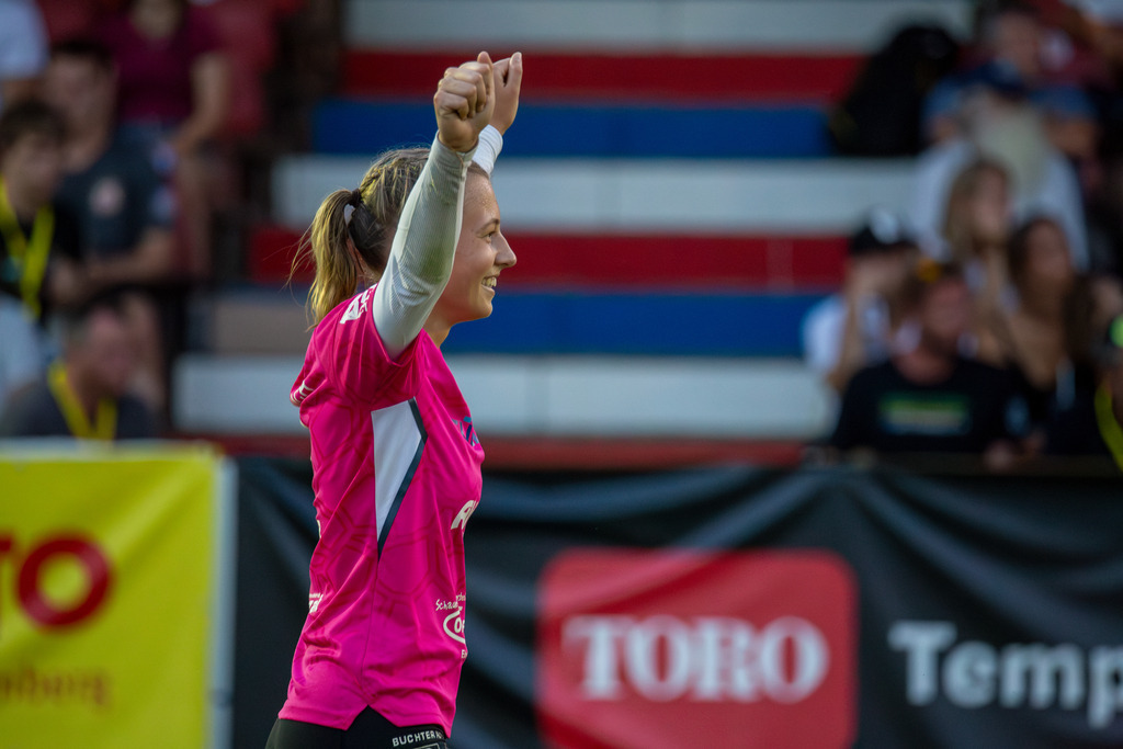 Faustball (Frauen): TSV Dennach gegen TV Jahn Schneverdingen (IFA 2024 Fistball World Tour Finals Mannheim, Finale). Bild: Ann-Kathrin Motteler (3, Dennach) | Faustball (Frauen): TSV Dennach gegen TV Jahn Schneverdingen (IFA 2024 Fistball World Tour Finals Mannheim, Finale). Bild: Ann-Kathrin Motteler (3, Dennach) - Realisiert mit Pictrs.com