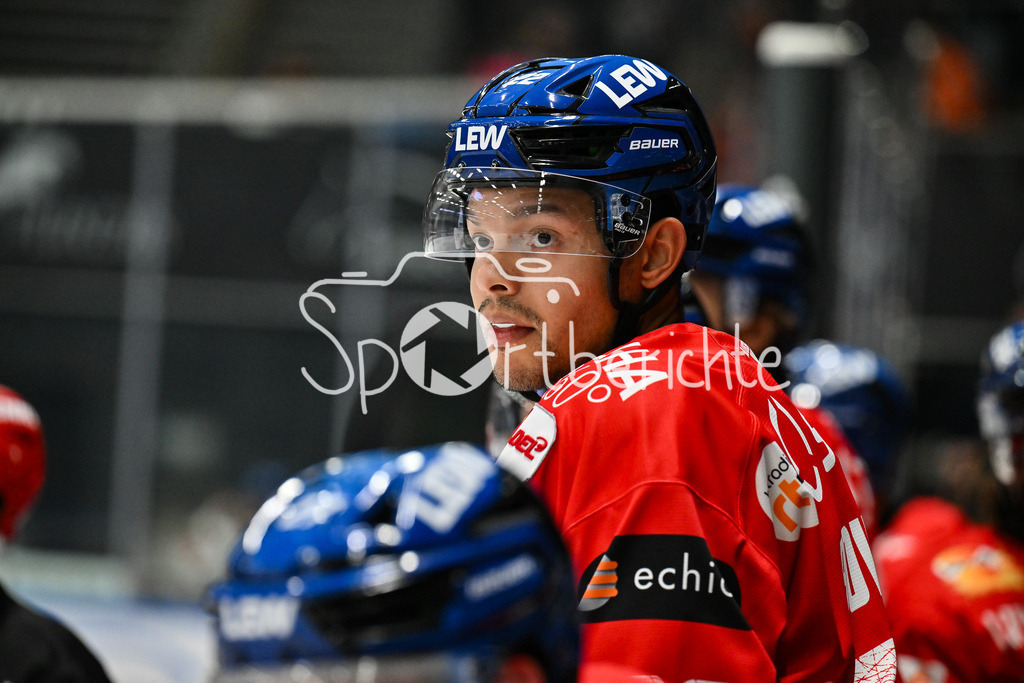 Augsburger Panther - Grizzlys Wolfsburg | im Bild Madison BOWEY (Augsburger Panther 22) mit Blick aufs Eis / DEL: Augsburger Panther - Grizzlys Wolfsburg; Curt Frenzel Stadion am 10.10.2025