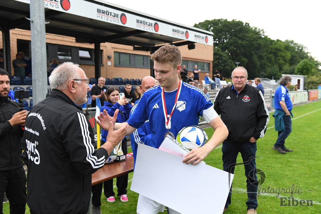1. FC Nordenham-SV GOTANO | Kreispokal Finale Jade-Weser-Hunte 1. Mannschaften; 1.FC Nordenham (weiß)-SV GOTANO (blau) am 15.06.2025 in Rastede (Sportanlage Köttersweg), Photo: Philip Eiben 2025 - Realisiert mit Pictrs.com