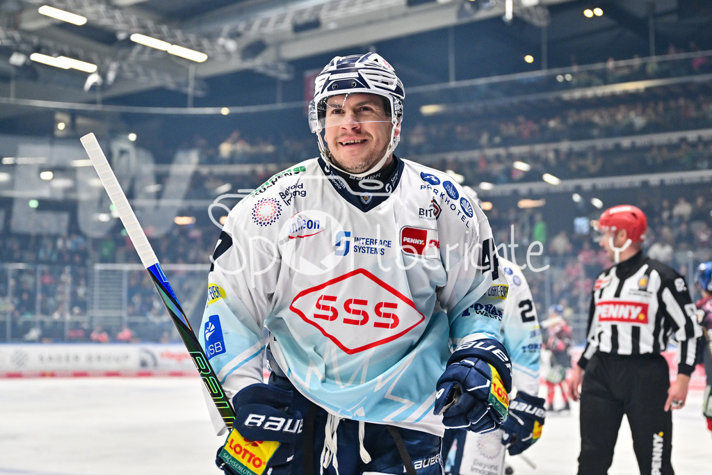Augsburger Panther - Dresdner Eislöwen | AUGSBURG, DEUTSCHLAND - 06. MÄRZ: Jubel der Gäste nach dem Treffer zum 0-1 durch Sebastian GORICK (Eislöwen Dresden 47) / Tor / Torschuetze / Freude / Happy / während dem Match zwischen den Augsburger Panthern und den Dresdner Eislöwen am 49. Spieltag der Penny DEL im Curt Frenzel Stadion