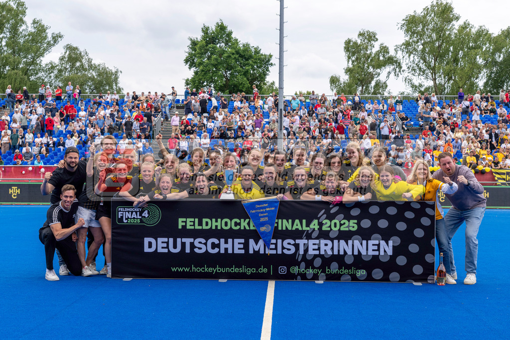 Final4_20250601-1220-HK108415 | Krefeld, Deutschland, 01.06.2025:  Feldhockey Final4 2025 – „Deutsche Feldhockey-Meisterschaften 2025“ Harvestehuder HTC - Düsseldorfer HC (Finale Damen) im Gerd-Wellen-Hockeyanlage am 01.06.2025 in Krefeld, Deutschland. (Foto von Kramhöller/Fehrmann/Kaste)Krefeld, Germany, 01.06.2025: Feldhockey Final4 2025 – „Deutsche Feldhockey-Meisterschaften 2025“ Harvestehuder HTC - Düsseldorfer HC (Finale Damen) in Gerd-Wellen-Hockeyanlage at 01.06.2025 in Krefeld, Deutschland. (Foto from Kramhöller/Fehrmann/Kaste)