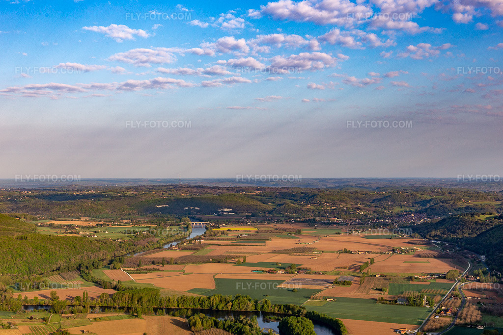 Aerial view: View of the town in Saint-Vincent-de-Cosse in the state Dordogne, France. – Photo: IMG_113713.jpg taken on 04/20/2019 by Werner Riehm/FLY-FOTO.com – Resolution of the original: 5303 x 3535 px