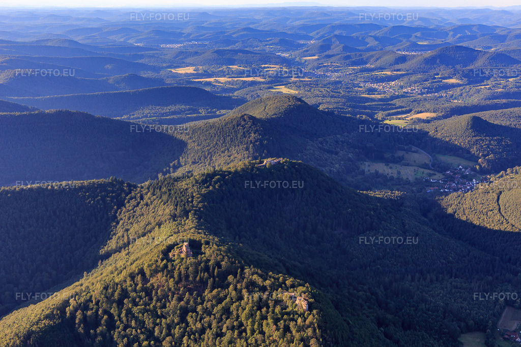 Vue aérienne: Ruines de Hohenburg à Wingen dans le département Bas Rhin, France – .Photo: IMG_142335.jpg prise le 08/07/2024 par Werner Riehm/FLY-FOTO.eu – Résolution de l'original: 5207 x 3471 px