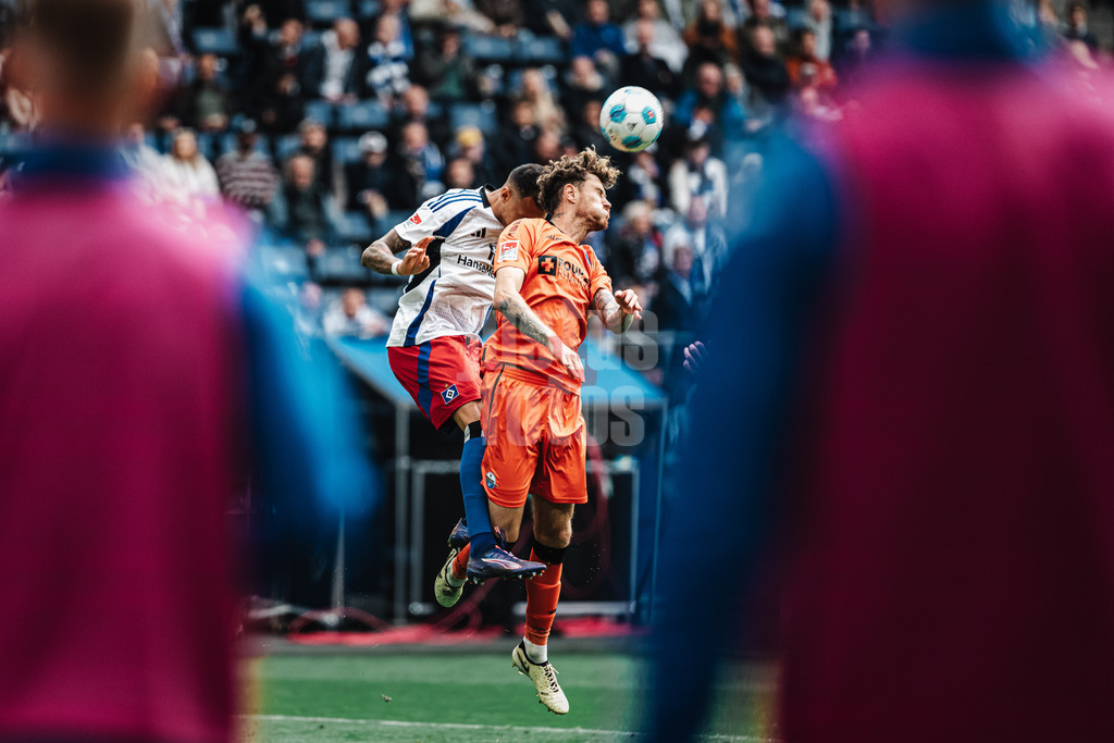 Fußball | Männer | Saison 2024/2025 | 2. Fußball-Bundesliga | 7. Spieltag | Hamburger SV vs. SC Paderborn 07 | 28.09.2024 | Kopfballduell zwischen Robert Glatzel (#9, HSV) links und Calvin Brackelmann (#4, SC Paderborn 07)