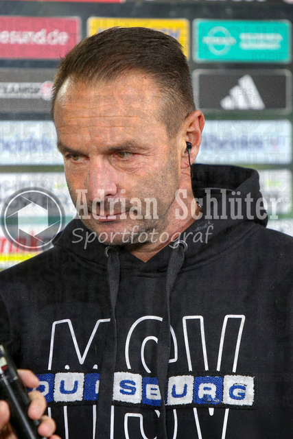 MSV Duisburg vs FC Hansa Rostock - 3. Liga | Duisburg, Deutschland, 03.10.25:   Trainer Dietmar Hirsch (MSV Duisburg) schaut im Interview waehrend des Spiels der 3. Liga MSV Duisburg vs FC Hansa Rostock in der schauinsland-reisen-arena(Foto von Brauer-Fotoagentur / Adrian Schlueter)