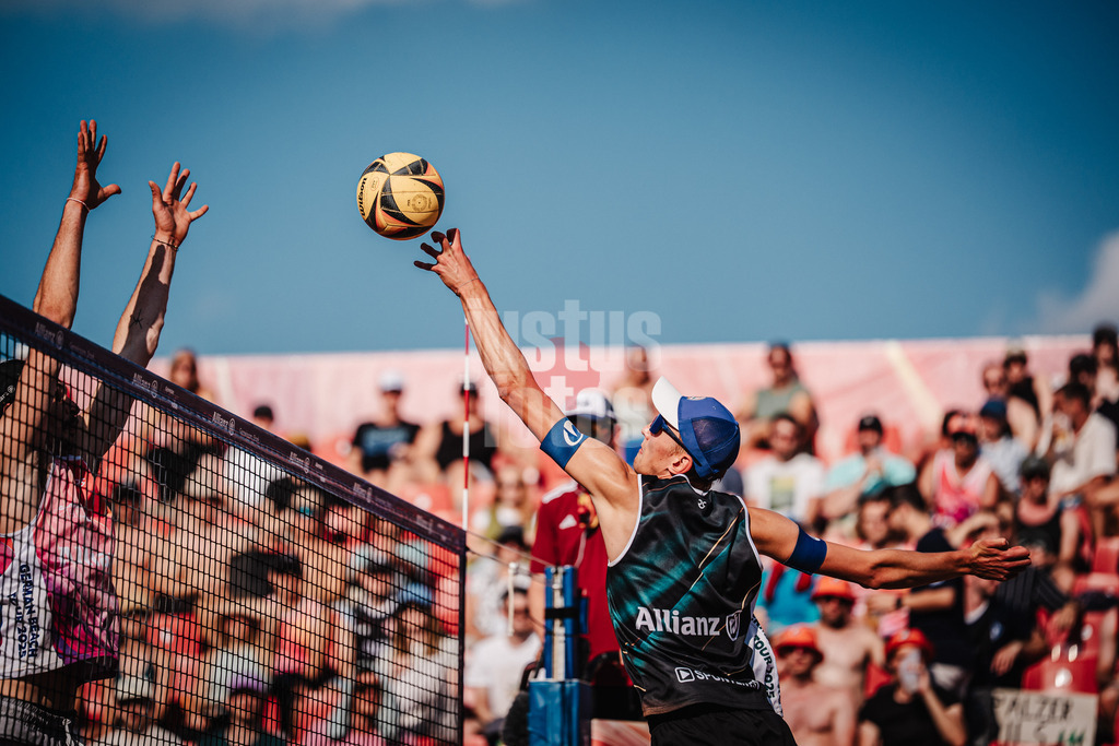 Beachvolleyball | Männer | Allianz German Beach Tour 2025 | Tourstop München | 04.07.2025 | Momme Lorenz mit einem Poke