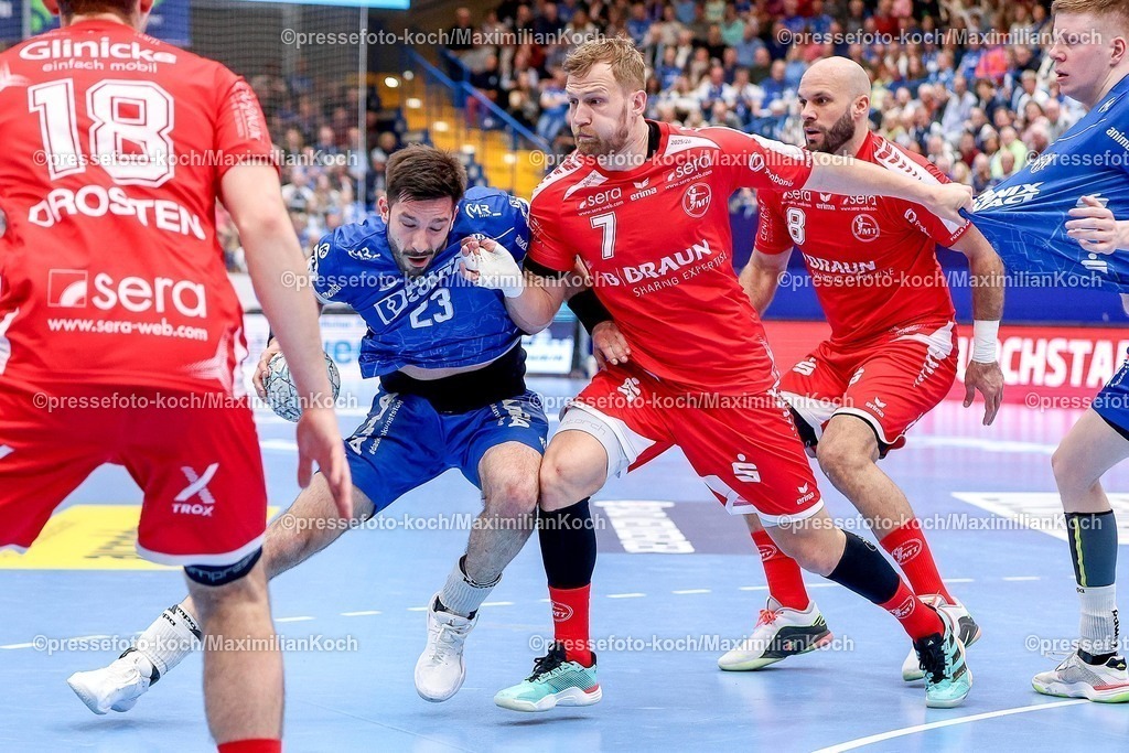 xSSCx04042601015 | 04.04.2026, xsscx, Handball, HBL, TBV Lemgo-Lippe - MT Melsungen, Saison 2025 / 2026 Herren, PHOENIX CONTACT arena: Tim Suton (TBV Lemgo Lippe #23) im Zweikampf gegen David Mandic (MT Melsungen #7) Photo: xSandraxScherningxPressefotoKochx