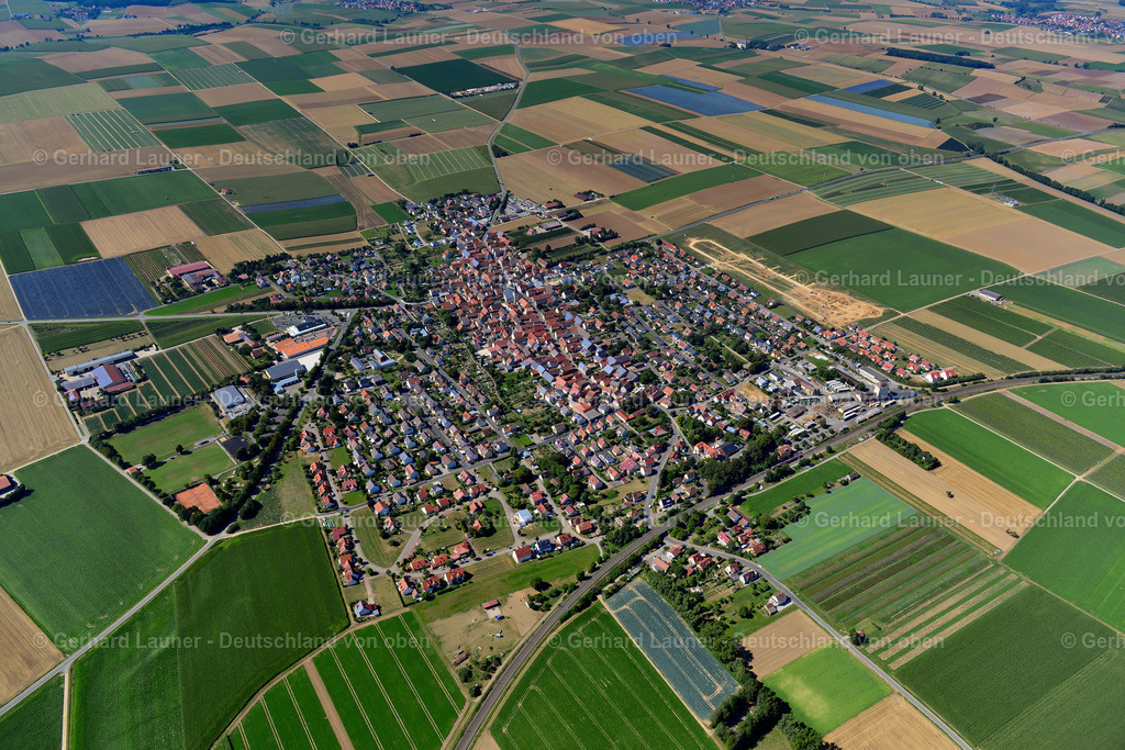 3650264 | BERGTHEIM 31.08.2016 Ortsansicht am Rande von landwirtschaftlichen Feldern und Nutzflächen  in Bergtheim im Bundesland Bayern, Deutschland // Village view on the edge of agricultural fields and land  in Bergtheim in the state Bavaria, Germany Foto: Gerhard Launer