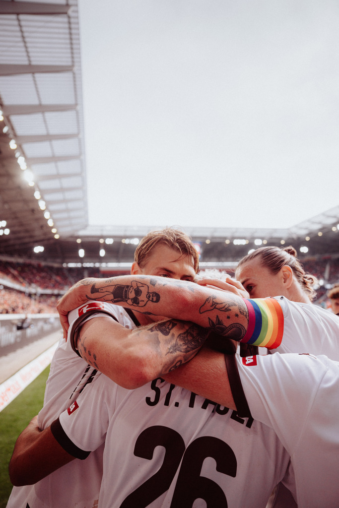 FCP05136 | Der offizielle Shop für FC St. Pauli Fotos. Wähle aus Spielszenen & Fanmomenten dein FCSP Wunschformat. Wir liefern Millerntor-Atmosphäre.