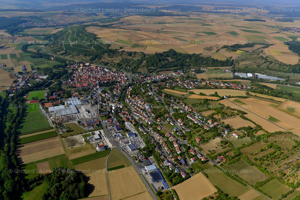 3650419 | RöTTINGEN 13.09.2016 Stadtgebiet mit Außenbezirken und Innenstadtbereich am Rand von landwirtschaftlichen Feldern und Ackerflächen in Röttingen im Bundesland Bayern, Deutschland // Urban area with outskirts and inner city area on the edge of agricultural fields and arable land in Röttingen in the state Bavaria, Germany Foto: Gerhard Launer
