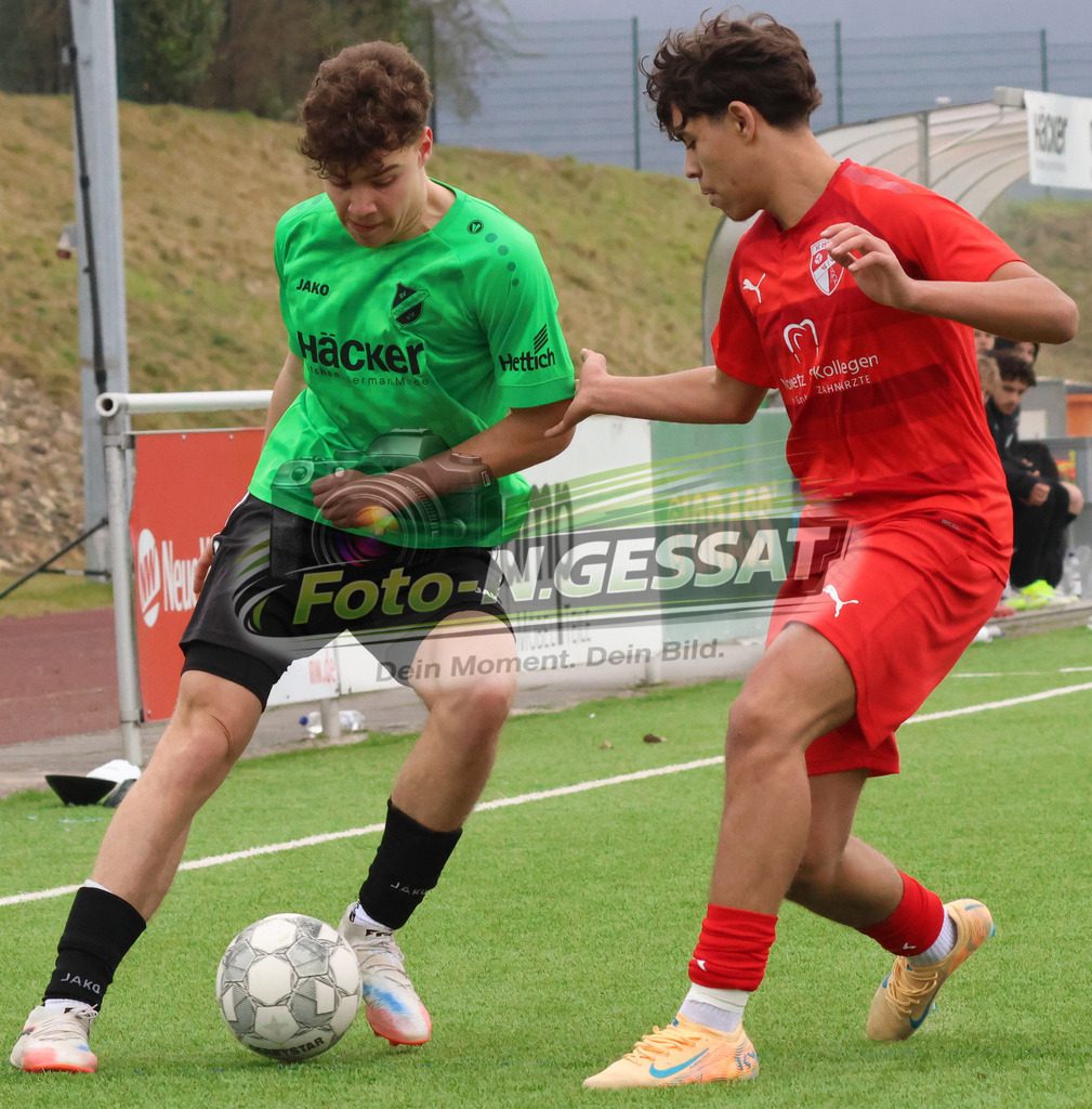 SV Rödinghausen - FC Iserlohn | Auf dem Bild zu sehen: grün SV Rödinghausen: Jonas Edsen ; rot FC Iserlohn: Leandro Bernardes SV Rödinghausen, FC Iserlohn, Saison 25/26, B-Jugend Westfalenliga, Deutschland - Realisiert mit Pictrs.com