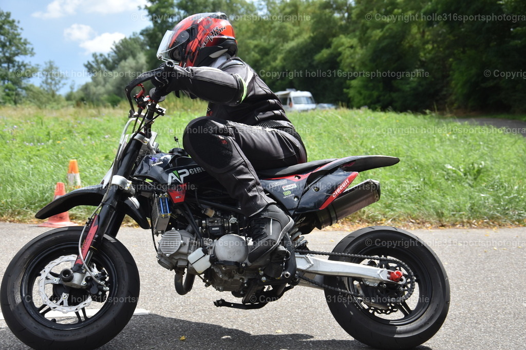 DSC_0485 | Sportfotografie , Motorsport, Motoross, Reitsport, Mointainbike, Enduro,
Landschaft , Outdoor, Eventfotografie, Landschaft, Bilder online bestellen - Realisiert mit Pictrs.com