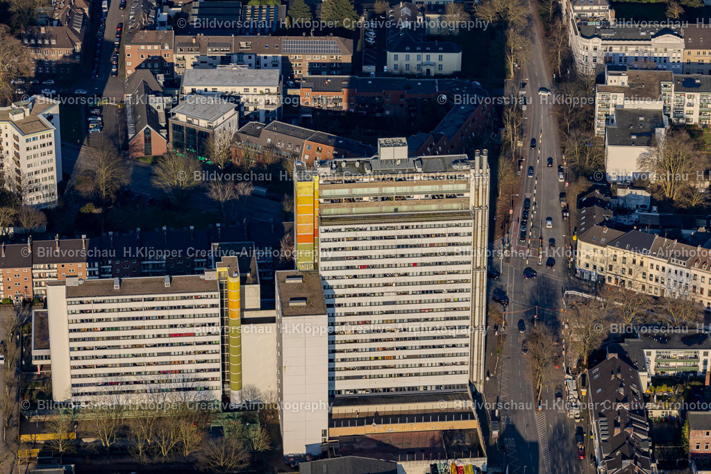 Luftbilder Krefeld-7338 | Luftbildfotografie Hochhaus- Gebäude "Bleichpfadhochhaus" im Wohngebiet an der Straße "Bleichpfad - Realisiert mit Pictrs.com