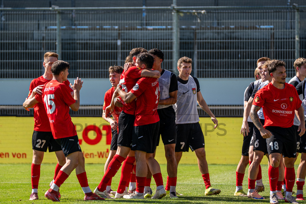 Stuttgarter Kickers vs. SG Sonnenhof Großaspach, Fussball, WFV-Pokal, Finale, 23.05.2026 | Kollektiver Torjubel nach Treffer durch Fabian Eisele (SG Sonnenhof Großaspach, #23) zum 0:2,Stuttgarter Kickers vs. SG Sonnenhof Großaspach, Fussball, WFV-Pokal, Finale, 23.05.2026