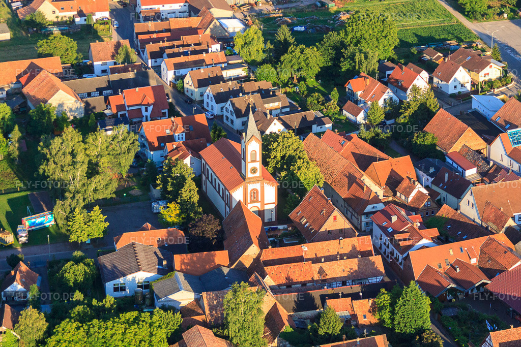 Luftbild: Protest. Kirche im Ortsteil Mühlhofen in Billigheim-Ingenheim im Bundesland Rheinland-Pfalz in Deutschland. Foto: IMG_51118.jpg vom 22.07.2012 durch Werner Riehm/FLY-FOTO.deAuflösung des Originals: 4752 x 3168 px