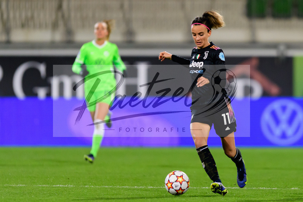 WOBJUV20211118_146 | Fussball, Frauen: Barbara Bonansea (Juventus FC) in Aktion, am Ball, Einzelaktion bei dem Spiel der UEFA Women´s Champions League zwischen VfL Wolfsburg und Juventus Turin im AOK-Stadion am 18.11.2021 in Wolfsburg, Deutschland. - Realisiert mit Pictrs.com