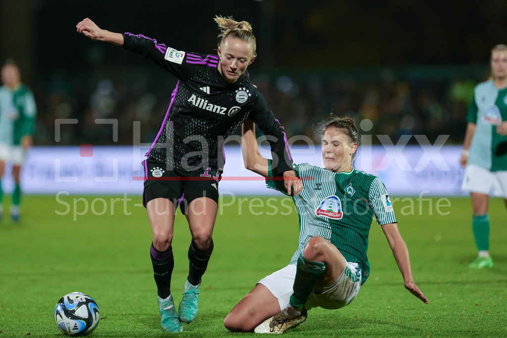 Fussball, Google Pixel Frauen-Bundesliga, SV Werder Bremen - FC Bayern München | v.li.: Lea Schüller (FC Bayern München, 11) und Hanna Nemeth (SV Werder Bremen, 23) im Zweikampf, Duell, Dynamik, Aktion, Action, Spielszene, DIE DFB-RICHTLINIEN UNTERSAGEN JEGLICHE NUTZUNG VON FOTOS ALS SEQUENZBILDER UND/ODER VIDEOÄHNLICHE FOTOSTRECKEN. DFB REGULATIONS PROHIBIT ANY USE OF PHOTOGRAPHS AS IMAGE SEQUENCES AND/OR QUASI-VIDEO.