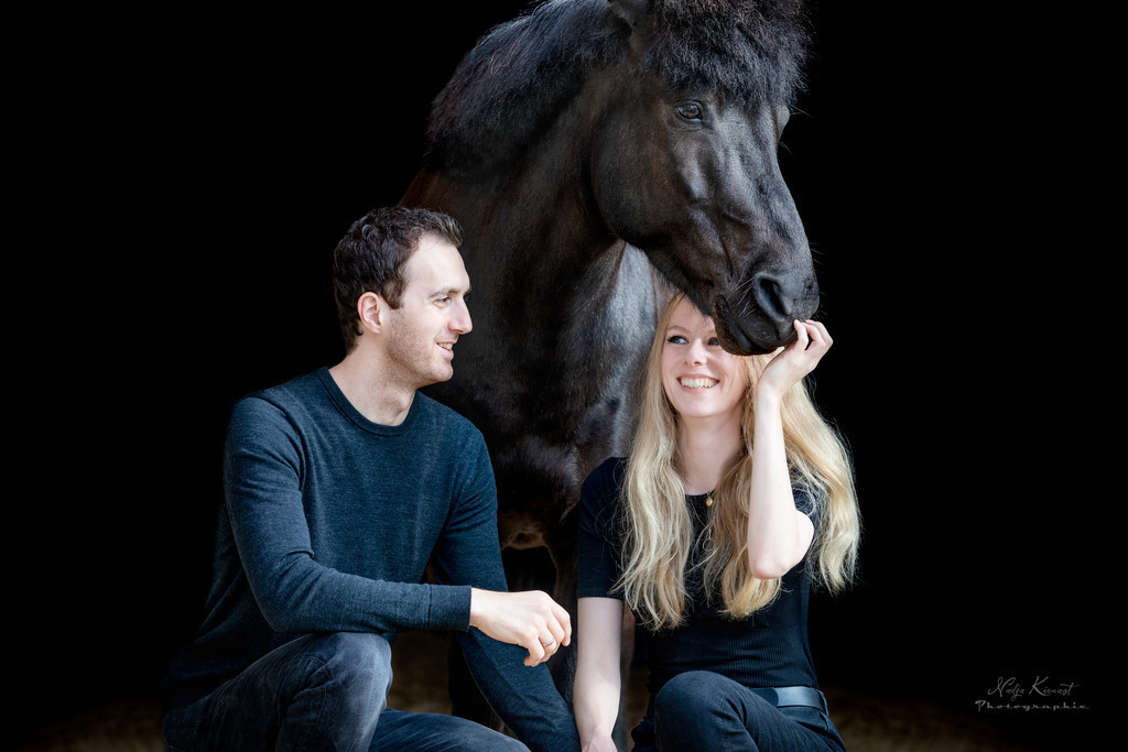 Web_Kienast_Nadja_8F6A7599 | Ich biete Ihnen einzigartige und individuelle Fotoshootings mit Ihren Tieren.
In individuellen Coachings lernen Sie, wie sie von Ihrem Pferd, Ihrer Katze, Ihrem Hund oder einfach Ihrem persönlichen Lieblingstier eindrucksvolle Fotos machen können.