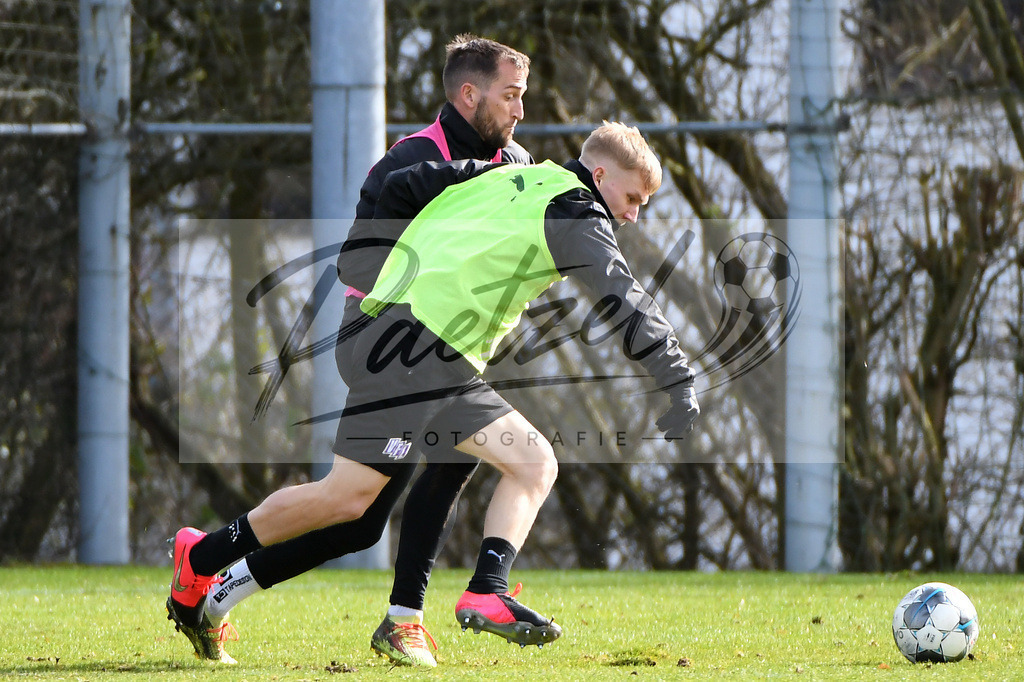 20200229_TRAOSN_0049 | Fussball, Herren: Marc Heider (VfL Osnabrueck) und Bryan Henning (VfL Osnabrueck) im Zweikampf waehrend der Trainingseinheit des VfL Osnabrueck im Sportpark Illoshoehe am 29.02.2020 in Osnabrueck, Deutschland. - Realisiert mit Pictrs.com