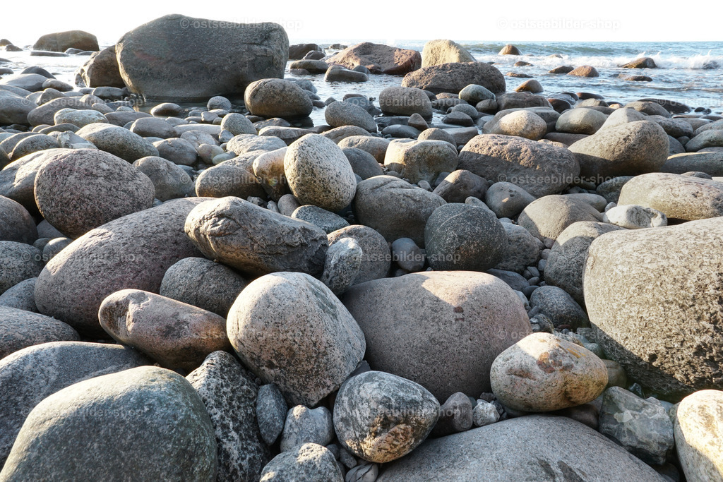 Ostseesteine | Am Blockstrand bei Lohme auf Rügen liegen große und kleine Gesteinsbrocken aus Granit dicht nebeneinander.