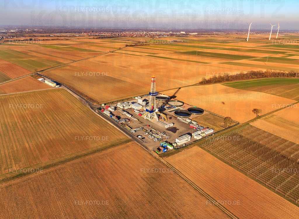 Bohrturm des Tiefenbohrplatz V20 von Vulcan Energy am Schleidberg zur Förderung von Geothermie und Lithium https://v-er.eu/de/ | Luftbild: Bohrturm des Tiefenbohrplatz V20 von Vulcan Energy am Schleidberg zur Förderung von Geothermie und Lithium https://v-er.eu/de/ in Insheim im Bundesland Rheinland-Pfalz in Deutschland. Foto: IMG_145449.jpg vom 05.03.2025 durch Werner Riehm/FLY-FOTO.de - Realisiert mit Pictrs.com